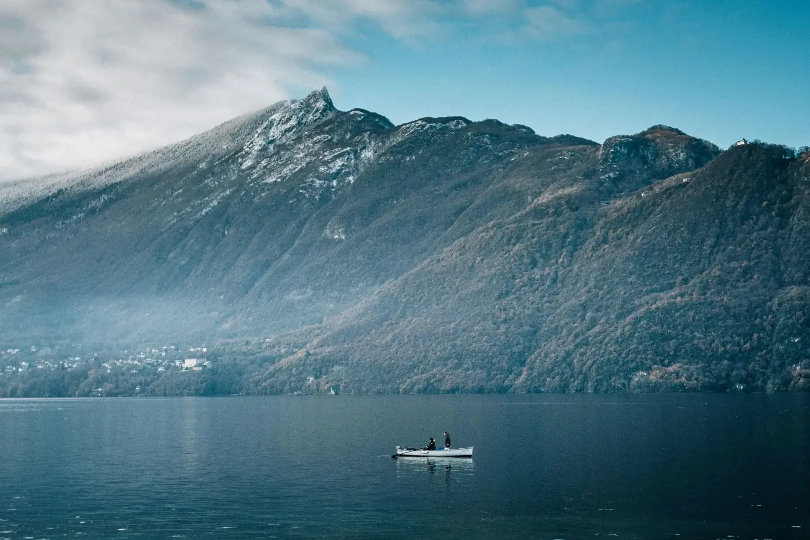 Lac alpin avec montagnes enneigées